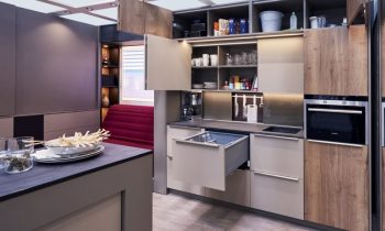 Megatrend Urbanisierung: Die Küche im Mini-Apartment vereint auf kleinstem Raum alle nötigen Funktionen mit kurzen Arbeitswegen. Bild: Hettich