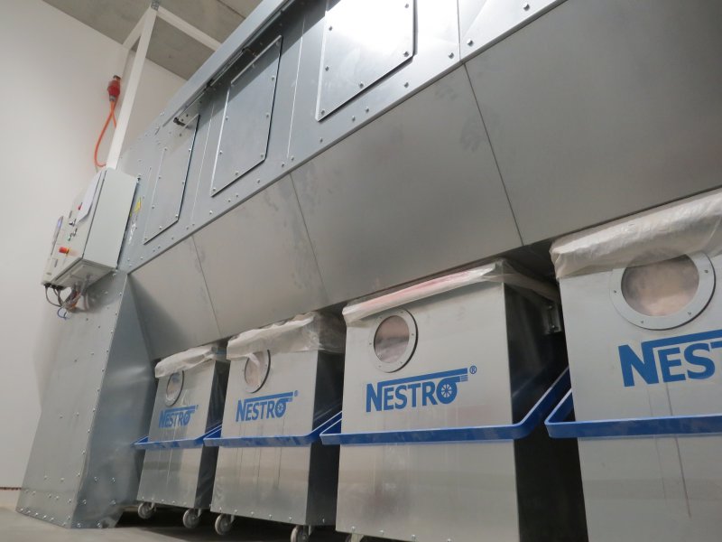 Die Absaugung der Bearbeitungsmaschinen erfolgt durch einen Entstauber »NE 350« mit einem Betriebsvolumenstrom von 9500 m³/h. Bild: Nestro