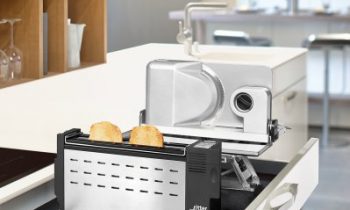 Einbaugeräte wie die Kombination aus Einbau-Toaster und Einbau-Allesschneider halten die Arbeitsfläche frei. Bild: ritterwerk