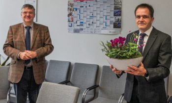 Prof. Dr. Andreas Hänsel (re.), Präsident der Berufsakademie Sachsen, und Prof. Dr. Detlef Krug (li.), IHD, bei der Verleihung der Honorarprofessur (Bild: IHD).