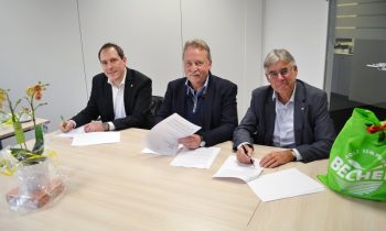 Vertragsunterzeichnung (von links): Stefan Sans (kaufmännischer Leiter und Prokurist Becher), Andreas Leopold (Geschäftsführer Holz Leopold) und Michael Köngeter (Geschäftsführer Becher; Bild: Becher GmbH & Co. KG).