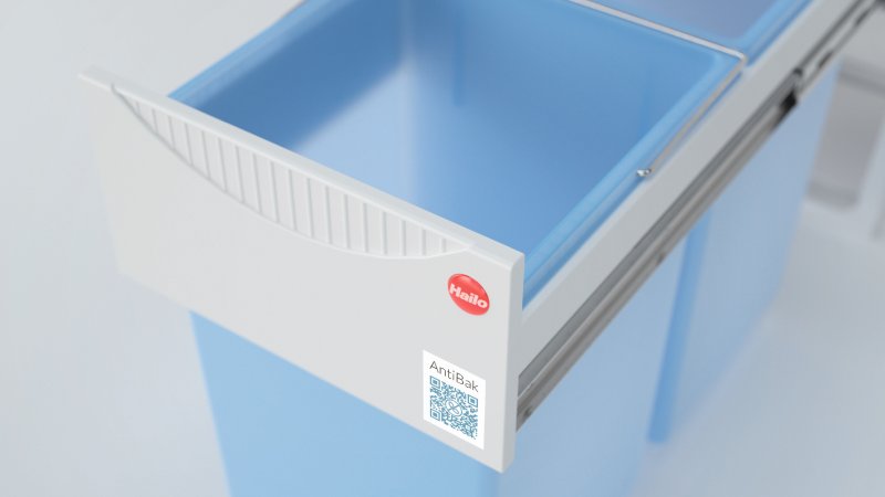 Das neue Abfalltrennsystem mit antibakterieller Ausstattung ist für den Einbau in Drehtürschränken ab 30 Zentimetern Breite geeignet (Bild: Hailo).