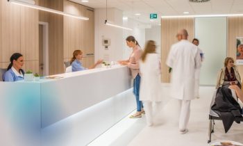 Die antimikrobielle Oberfläche eignet sich besonders für die Verwendung in Krankenhäusern (Bild: Swiss Krono).
