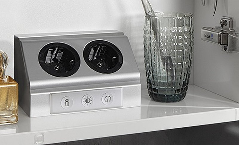 Die Steckdose mit integriertem Sensorschaltfeld ist für den Einsatz in Küche oder Bad gedacht (Bild: Elektra).