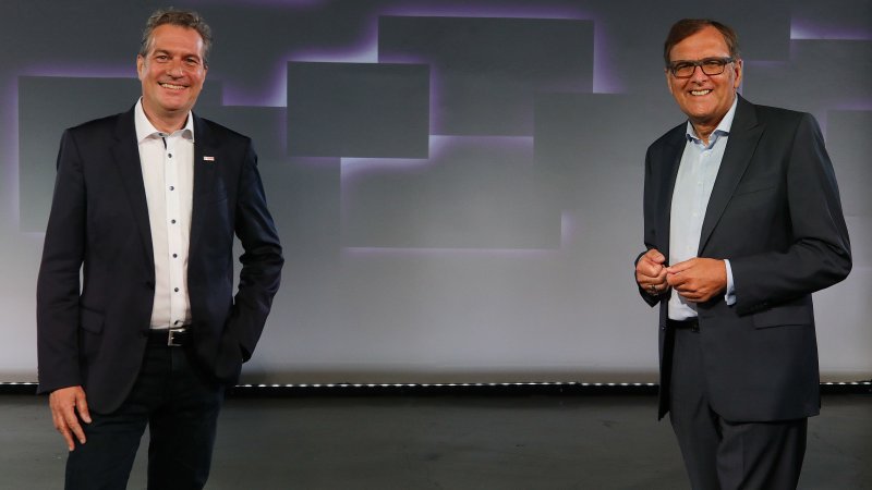 Dr. Christoph Weiß, CEO der Fein-Gruppe (re.) und Henk Becker, Vorsitzender des Bereichsvorstands von Bosch Power Tools (li.; Bild: Fein).