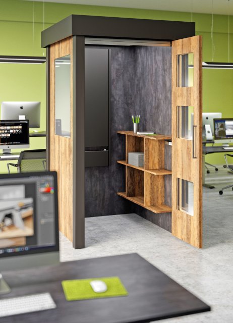 Eine Telefonbox als platzsparende Raum-im-Raum-Lösung im Großraumbüro bietet vielfältige Nutzungsmöglichkeiten (Bild: Hettich).