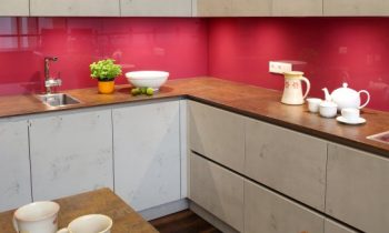 Küchenfronten, Sockelbereich und Dekorwände wurden mit dem Verbundwerkstoff gestaltet (Bild: H. Schubert GmbH).