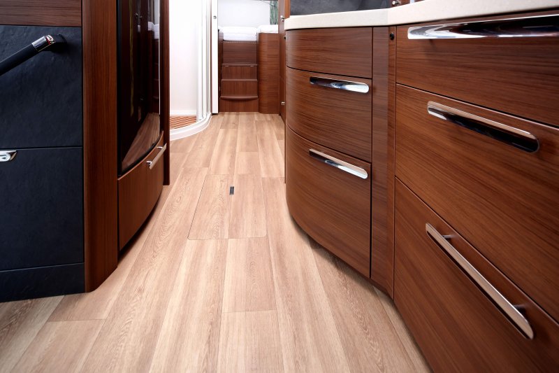 Composites sind z. B. als Bodenbelag im Wohnmobil sehr langlebig, belastbar und abriebfest (Bild: Lamilux).