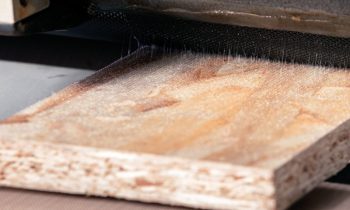 Der neue Polyurethan-Schmelzklebstoff für die Holz- und Möbelindustrie ist vielseitig anwendbar (Bild: Follmann).