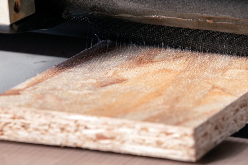 Der neue Polyurethan-Schmelzklebstoff für die Holz- und Möbelindustrie ist vielseitig anwendbar (Bild: Follmann).