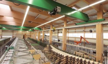 In der Produktionsanlage werden jährlich über 10.000 Kubikmeter Brettschichtholz gefertigt (Bild: Schaffitzel Holzindustrie).