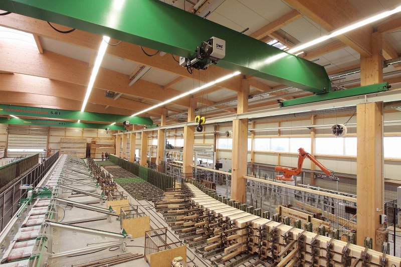 In der Produktionsanlage werden jährlich über 10.000 Kubikmeter Brettschichtholz gefertigt (Bild: Schaffitzel Holzindustrie).