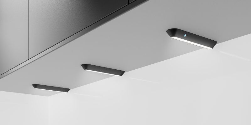 Die LED-Unterbodenleuchte verteilt ihre Lichtmenge mit hohem Wirkungsbereich gezielt auf die Arbeitsfläche (Bild:Naber).