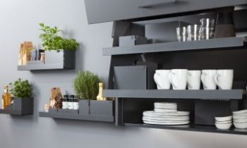 Ablagesystem und Absenkbeschlag bilden in modernen Küchen eine funktionale Symbiose (Bild: Vauth-Sagel).