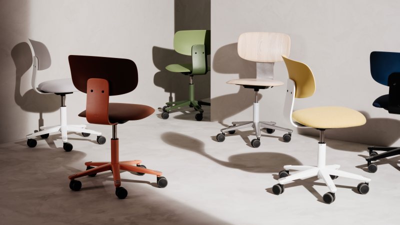 Der Stuhl aus Holz-, Kunststoff- und Aluminiumkomponenten ist in einer großen Palette von Farben und Ausführungen erhältlich (Bild: Flokk).