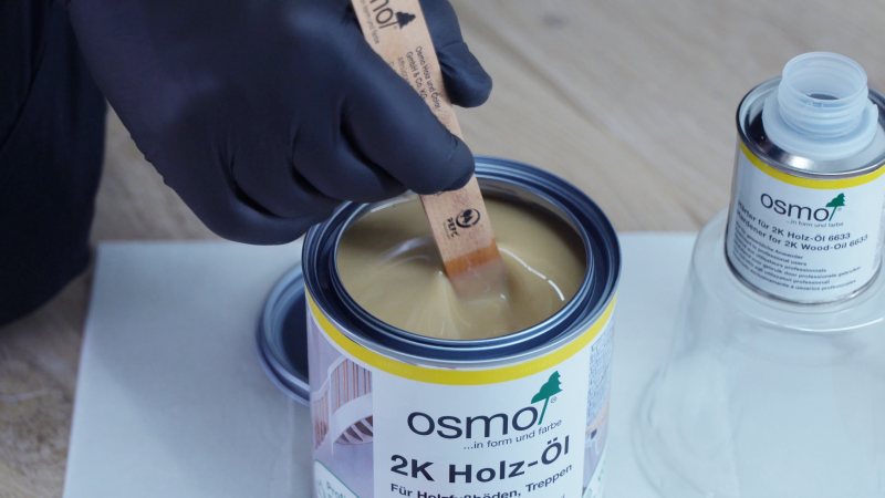 Das 2K-Holzöl besteht aus 2 Komponenten, die unmittelbar vor dem Auftragen gut miteinander verrührt werden (Bild: Osmo).