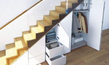 Der Falttürbeschlag bietet auch Lösungen für den individuellen Innenausbau, z. B. unter der Treppe (Bild: Hettich).