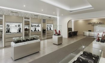Bei der Einrichtung exklusiver Juweliergeschäfte kommen besonders hochwertige Materialien sowie viele Glasbeschläge und Möbelleuchten zum Einsatz (Bild: Ostermann).