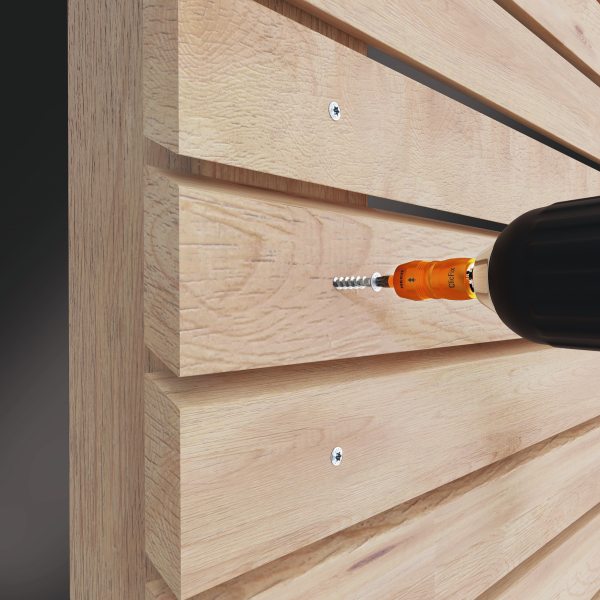 Durch die mechanisch funktionierende Fixierung lässt sich die neue Schraube selbst in Edelstahl einhändig auf das Holz ansetzen und verarbeiten (Bild: Heco).