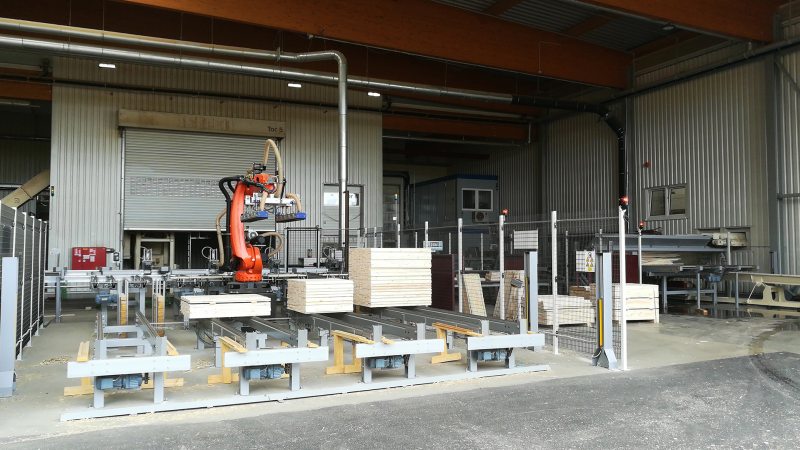 Stapelroboter mit Pufferplätzen für fertige Holzstapel (Bild: Paul Maschinenfabrik).