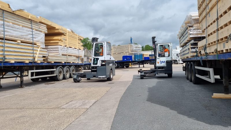 Die Holzbaufirma IJM Timber Frame lädt den Elektrostapler nur zwei Mal in der Woche (Bild: Combilift).