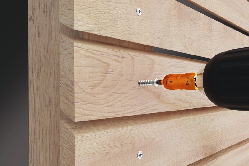 Die Schraube lässt sich selbst in Edelstahl einhändig auf dem Holz ansetzen und verarbeiten (Bild: Heco).