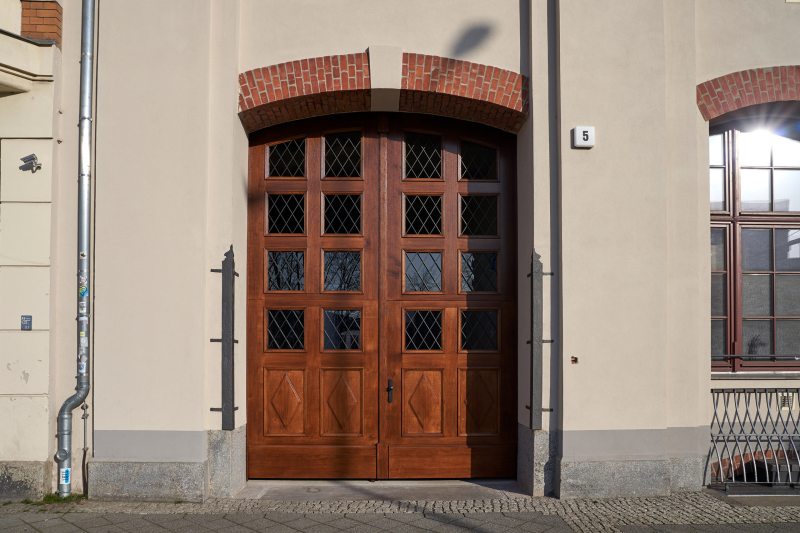 Die zweiflügelige und doppelschlägige Toranlage mit unabhängig voneinander zu öffnendem Ober- und Unterteil fügt sich harmonisch in den historischen Gebäudekomplex (Bild: BaSys/guenther-fotodesign.de).