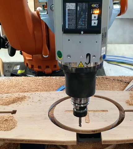 Eine autonome CNC-Roboterzelle übernimmt viele Arbeitsschritte, z. B. Sägen, Fräsen und Bohren (Bild: Arrtsm).