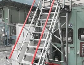 Diese Podestreppe verschafft sicheren Zugang bei Wartungsarbeiten an einer Hydraulikpresse für Karosserieteile (Bild: Hymer Steigtechnik).