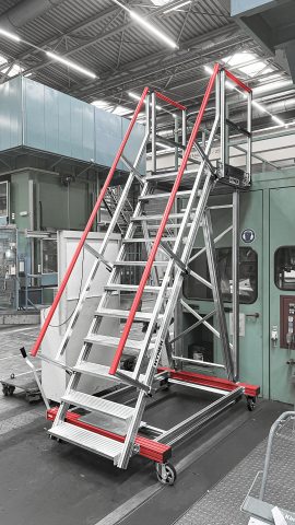 Diese Podestreppe verschafft sicheren Zugang bei Wartungsarbeiten an einer Hydraulikpresse für Karosserieteile (Bild: Hymer Steigtechnik).