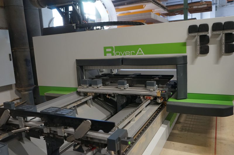 Die jüngste CNC-Maschine im Betrieb: »Rover A« von Biesse. Arbeitsbereich beträgt 3190 mm x 1570 mm (Bild: Karl Obermann).
