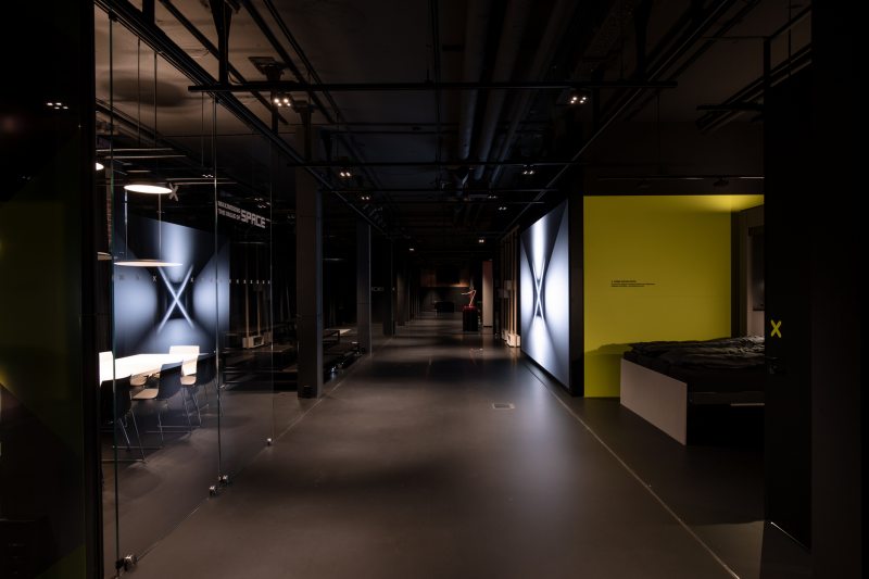 Auf der wandelbaren Ausstellungsfläche ist zu sehen, wie sich Raum mit Licht für verschiedene Atmosphären emotionalisieren lässt (Bild: Häfele).