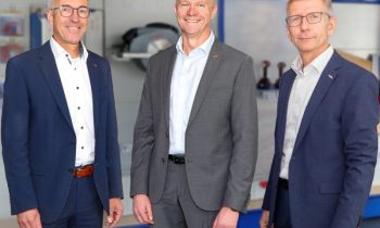Matthias Krauss (li.) übergab zum 1. Januar 2023 den Vorstandsvorsitz an Thorsten Bühl (Mitte), der das Unternehmen zusammen mit Rigo Züfle (re.) führt (Bild: Mafell).