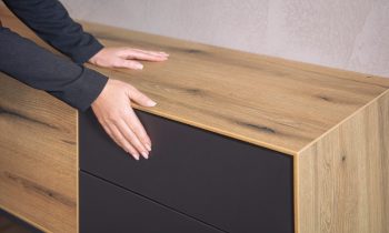 Die neue Oberfläche mit Anti-Fingerprint-Effekt minimiert zuverlässig Fingerabdrücke auf Möbeln und Fronten (Bild: Kaindl).