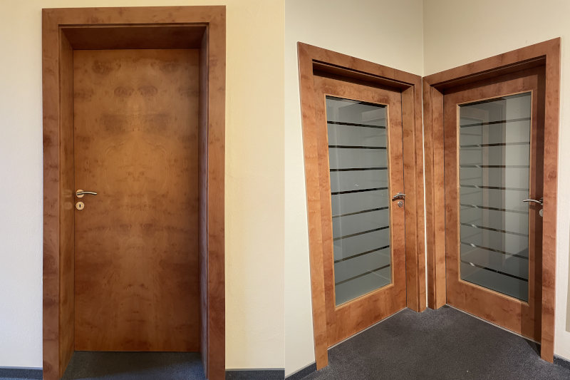 Echtholzfurniere bieten vielfältige Möglichkeiten zur Gestaltung individueller Zimmertüren (Bild: Langner).