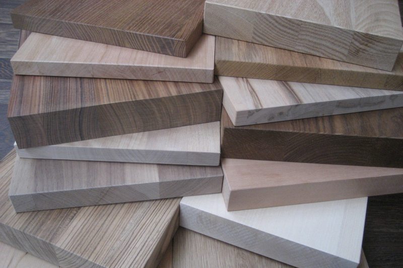 Massivholzplatten aus 12 Holzarten in je vier Stärken sind ständig am Lager verfügbar. (Bild: Moser Massivholzplatten).