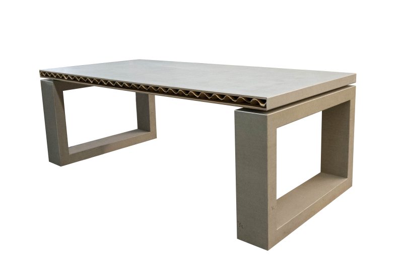 Der Tisch hat trotz massiver Anmutung dank Leichtbauplatte ein geringes Gewicht (Bild: H. Schubert).