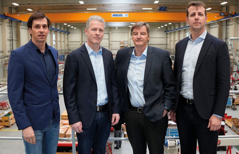 Andreas Bischoff und Wolfgang Rohner verlassen das Management (mittig links und rechts), Christoph Geiger und Maximilian Lehner übernehmen zukünftig (außen links und rechts; Bild: IMA Schelling).