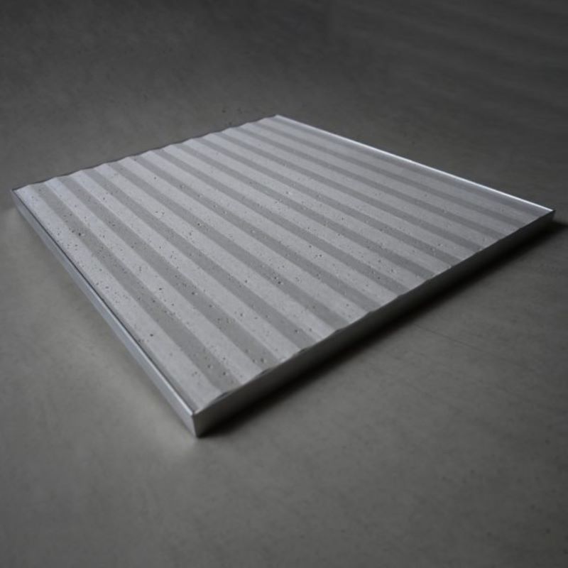 Der Produktionsprozess macht durch Unterschiede in der Porigkeit oder leichte Rissbildung jede Platte zu einem Unikat (Bild: imi surface design).