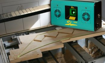 Das Laserprojektionssystem ermöglicht die schnelle Positionierung von Saugern und Werkstücken (Bild: SL-Laser).