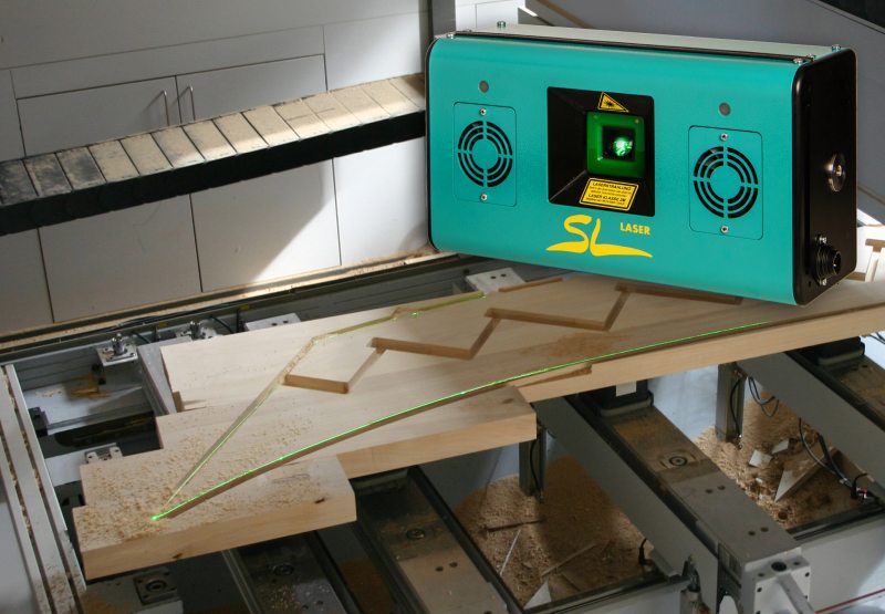 Das Laserprojektionssystem ermöglicht die schnelle Positionierung von Saugern und Werkstücken (Bild: SL-Laser).