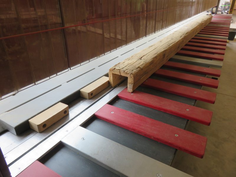 Die u-förmig ausgehöhlten Balken werden von der Säge automatisch ohne manuelle Eingriffe hergestellt (Bild: Stoll).