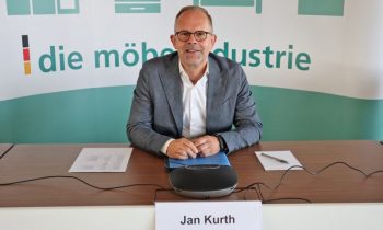 Jan Kurth, Geschäftsführer der Verbände der deutschen Möbelindustrie (VDM/VHK), bei der Jahres-Wirtschaftspressekonferenz (Bild: VDM).