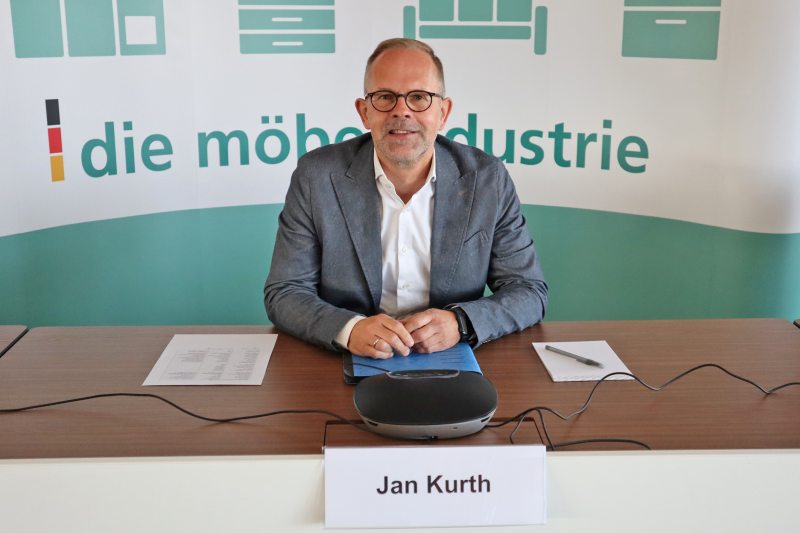 Jan Kurth, Geschäftsführer der Verbände der deutschen Möbelindustrie (VDM/VHK), bei der Jahres-Wirtschaftspressekonferenz (Bild: VDM).