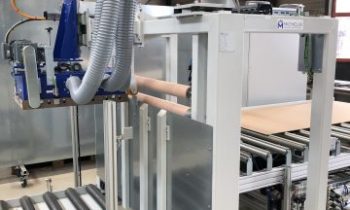 Die individuelle Automatisierungslösung vereinzelt Plattenstapel zur Fertigung von Bekleidungswinkeln für Zargen (Bild: Michelis).