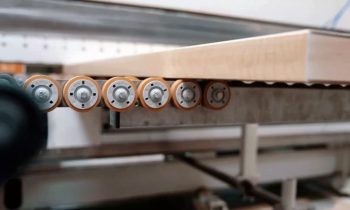 Für die Holzindustrie werden die Transportrollen z. B. mit Kunststoffbandagen aus zelligem Vulkollan gefertigt (Bild: Torwegge).