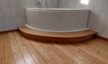 Richtig geölt, sind Holzoberflächen im Bad gegen eindringendes Wasser gut gewappnet (Bild: Natural-Farben).