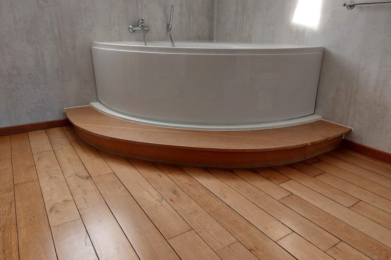 Richtig geölt, sind Holzoberflächen im Bad gegen eindringendes Wasser gut gewappnet (Bild: Natural-Farben).