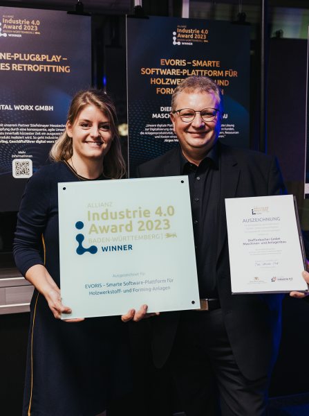 Christine Kafka, Marketingmanagerin, und Jürgen Woll, Vice President Automation bei Dieffenbacher, nahmen die Auszeichnung bei der Verleihung Awards entgegen (Bild: Allianz Industrie 4.0/Stefan Schreier, Shout Media).