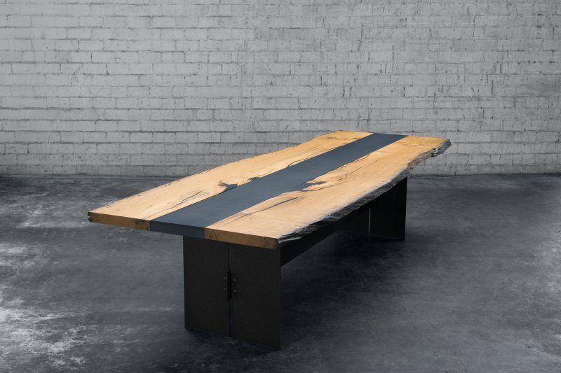 Der durch die Stahleinlage hervorgerufene Kontrast verleiht dem Tisch einen individuellen Charakter (Bild: Schorn & Groh).